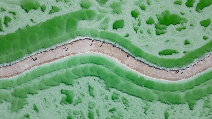 在茫崖翡翠湖，感受大自然神奇的色彩