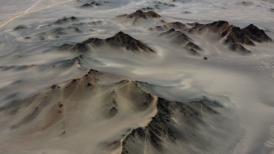 在黑獨(dú)山，感受荒漠中的“水墨丹青”