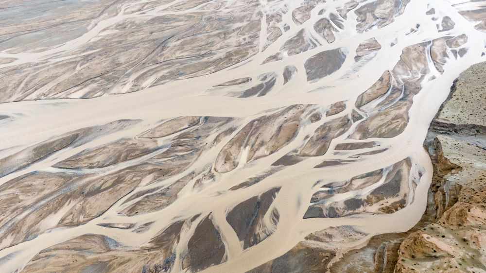 夏日高原辮狀河流