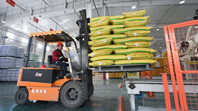 青海海東：飼料需求旺 企業(yè)生產忙